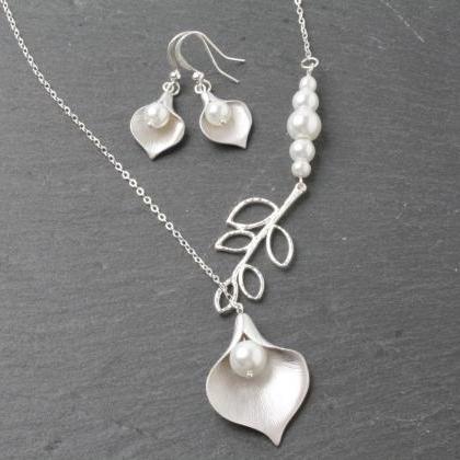 Bridesmaid Necklace - Silver Calla And White Pearl..