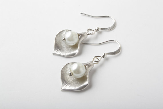 Bridesmaid Earrings - Silver Calla Lily Earrings With White Pearl - White Wedding Earrings - White Bridesmaid Earrings