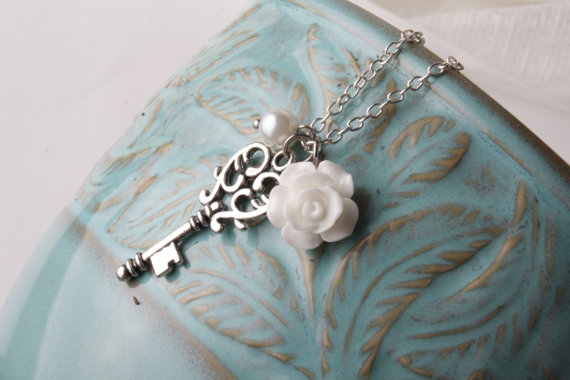 Vintage Key Necklace -bridesmaid Necklace - White Rose Necklace - Vintage Style Necklace - Short Necklace - White And Silver - Shabby Chic -