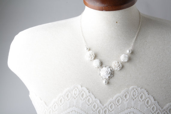 Bridal Flower Wedding Necklace - White Wedding - Vintage Style Flower Necklace - Shabby Chic - Pearl And Flower Necklace - Garden Wedding -