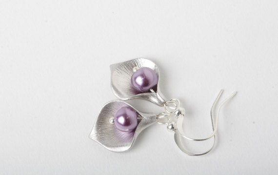Purple Pearl Earrings, Silver Calla Lily Earrings, Purple Bridesmaid Earrings, Purple Wedding Earrings, Bridesmaid Gift, Maid Of Honor Gift,